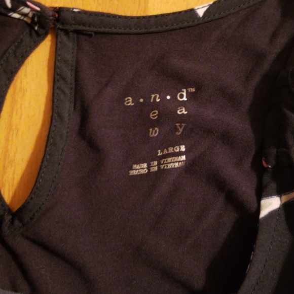 Cute floral sleeveless blouse size large - Picture 2 of 2